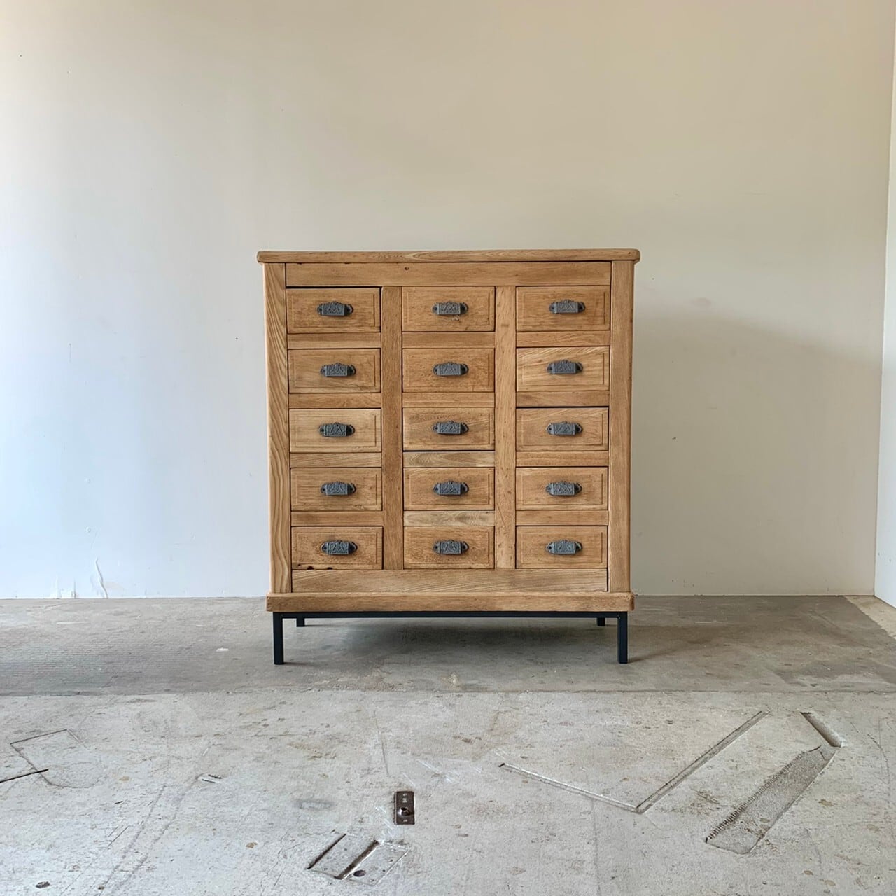 引き出し15杯　鉄脚のチェスト　古家具　0485