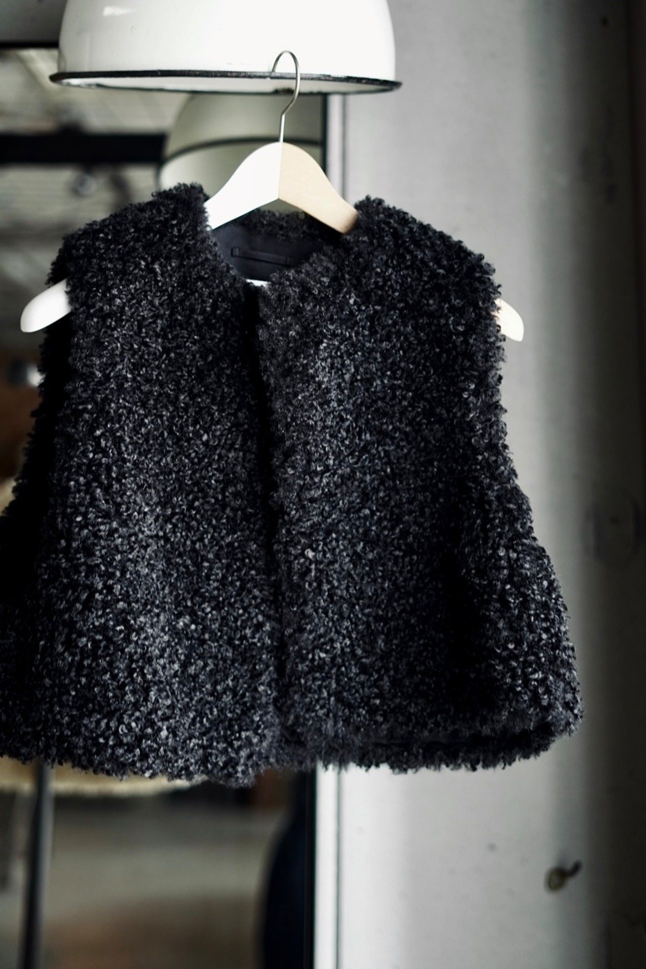HYKE / FAUX SHEARLING CROPPED VEST (BLACK , CREAM) | JUQUI Online