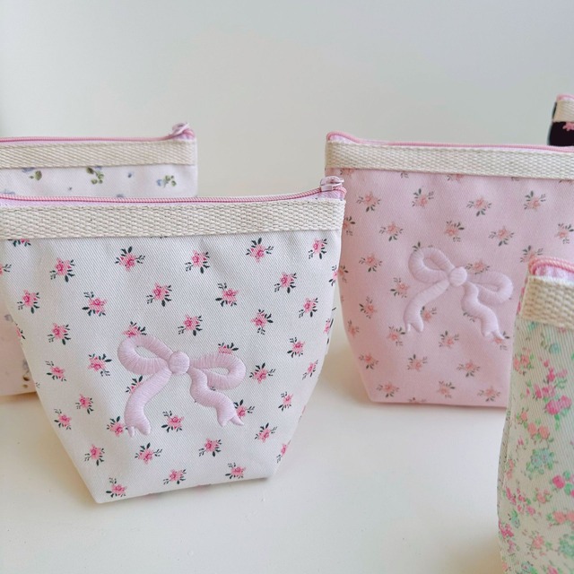 花柄刺繍の旅行用化粧ポーチ