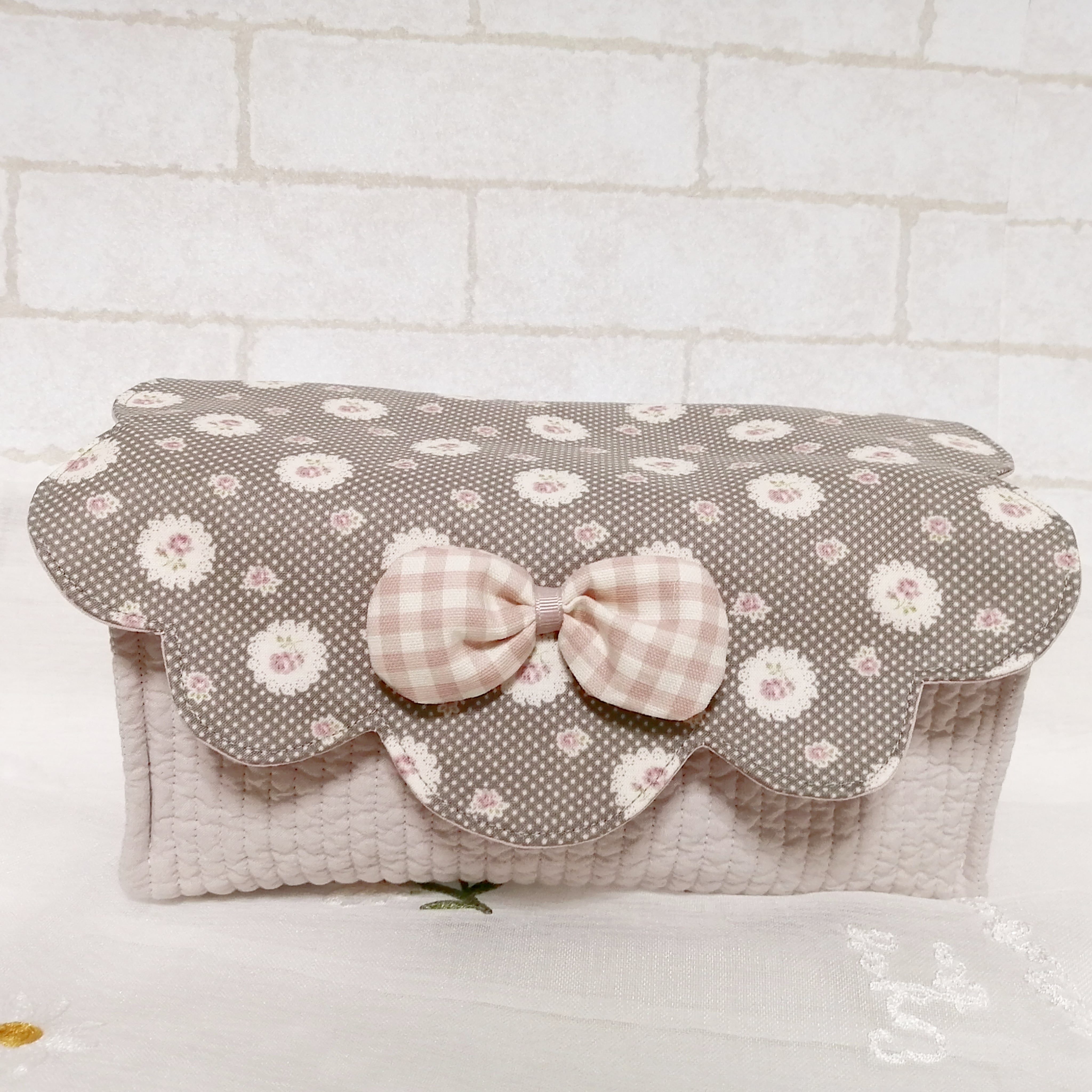 スカラップリボンの布バスケット ヌビ グレー花*花 くすみピンクチェックのふわふわリボン