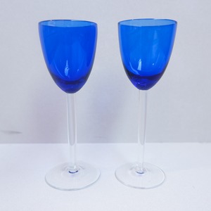 青い小ぶりなワイングラス