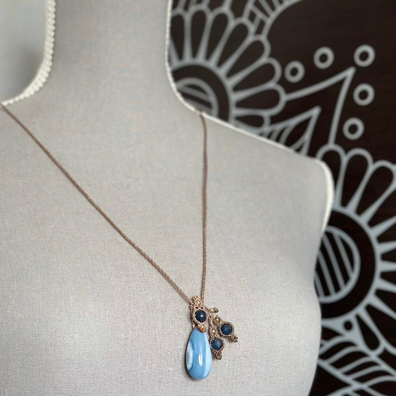 夢綺』虹入りアイリスクォーツのマクラメペンダントネックレス 【公式