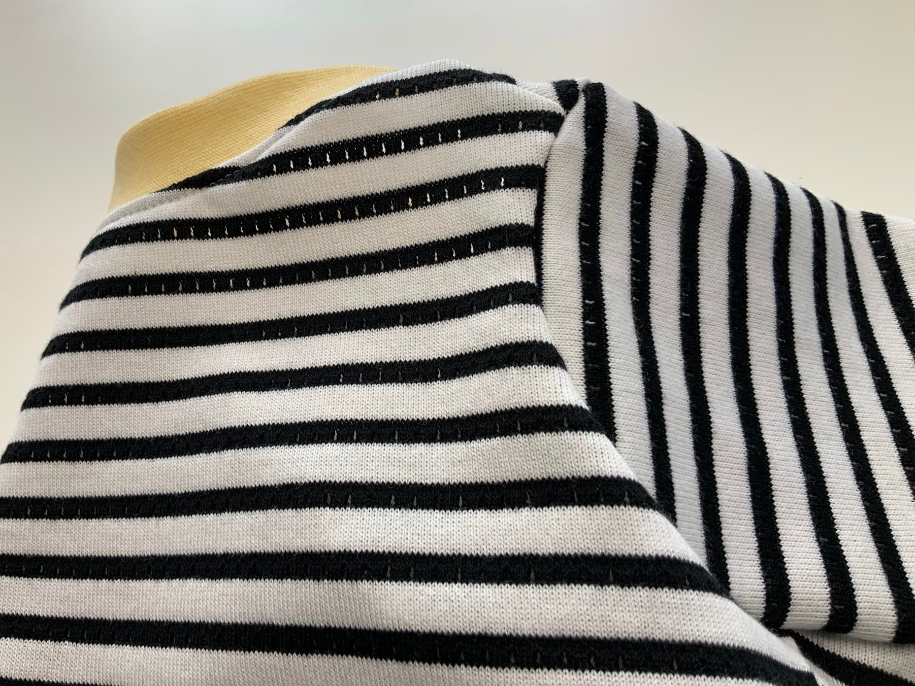 Dots hole border Black x Yellow | Bullson