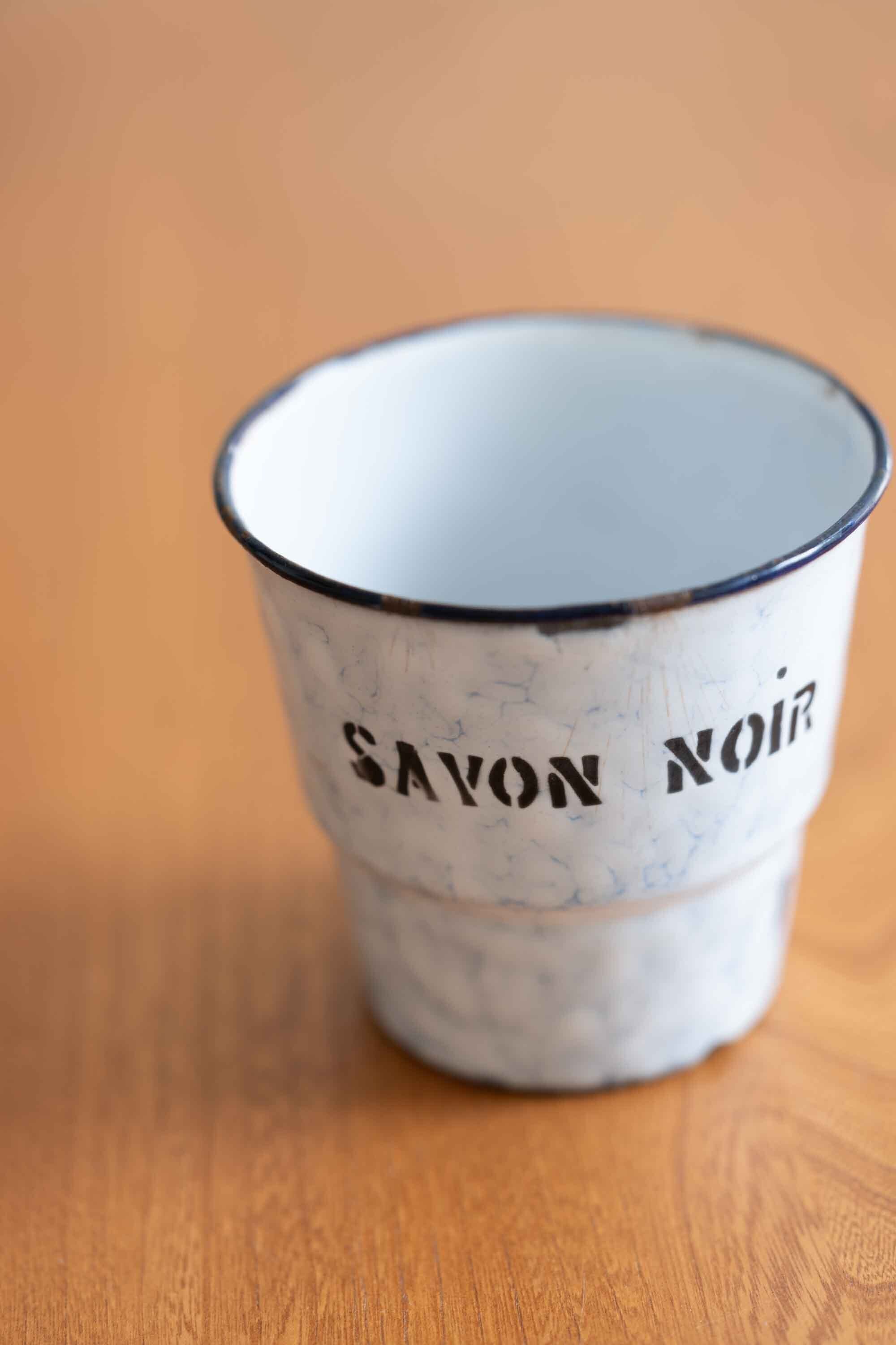 SAVON　NOIR （サボンノワール） と書かれたホーロー製の容器　多目的洗剤入れ