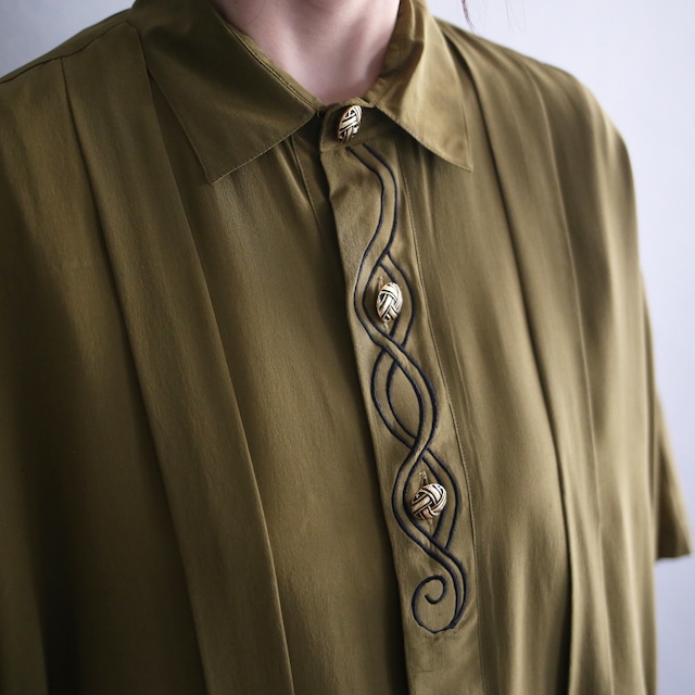 "刺繍” 3D tuck design fly-front gold button loose h/s silk shirt