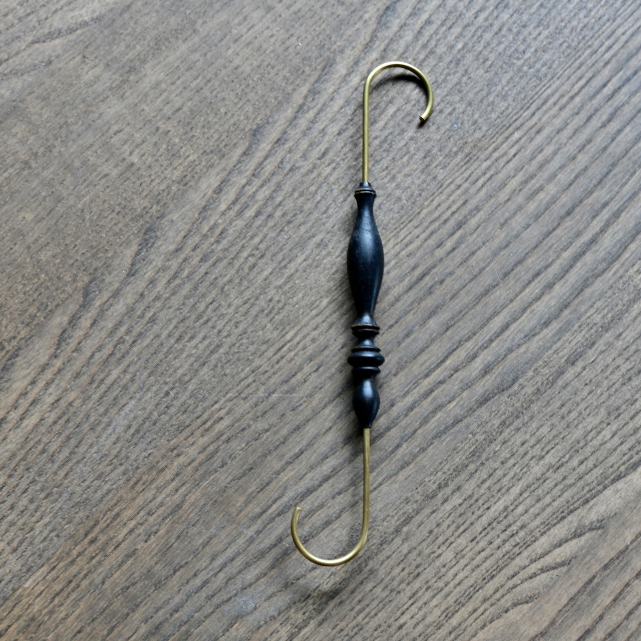 古橋治人作　S字フック 黒漆［2104920000015］ |  S-Hook in Black Urushi Lacquer  by Haruto Furuhashi