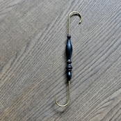 古橋治人作　S字フック 黒漆［2104920000015］ |  S-Hook in Black Urushi Lacquer  by Haruto Furuhashi