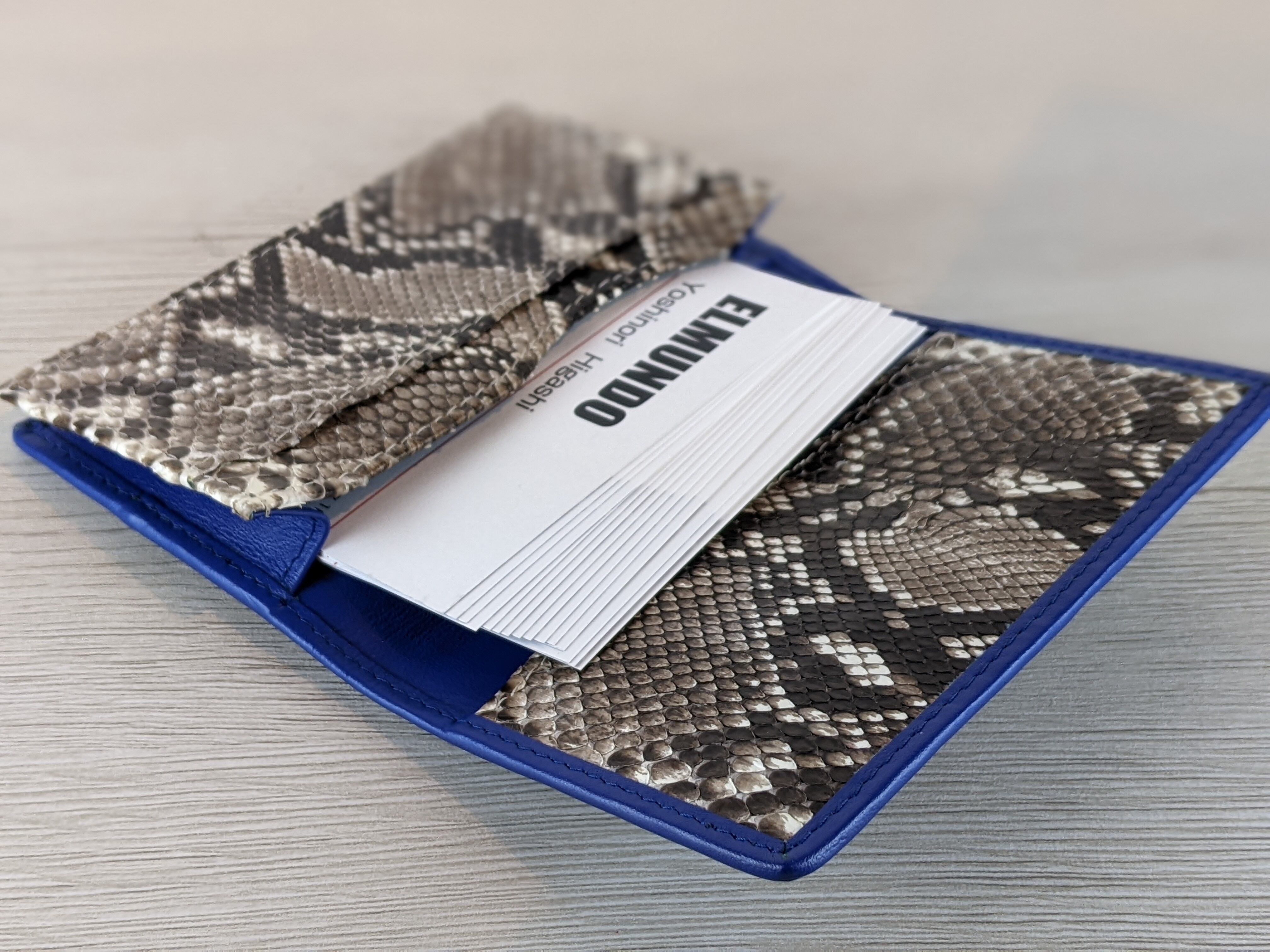 【新品未使用】名刺入れ　ガルーシャ　GANZO ガルーシャ 名刺入れ【表：ガルーシャ】【裏：パイソン】 商品