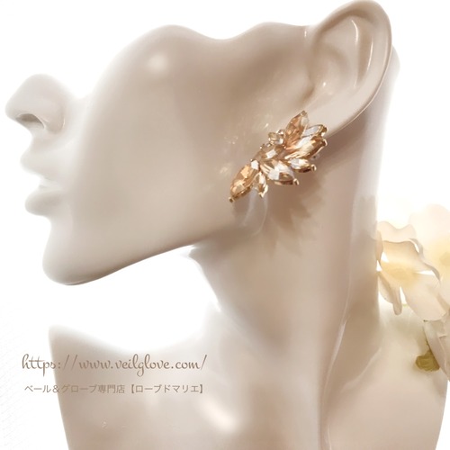 優しいビジューの羽ばたきピアス【soft wings】