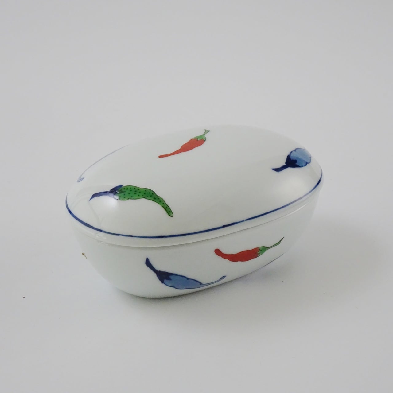 有田焼 錦三色こしょう絵 楕円型蓋物（ダンボール入） | 有田焼 かど