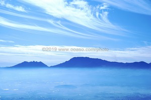 雲海に囲まれた阿蘇山の風景