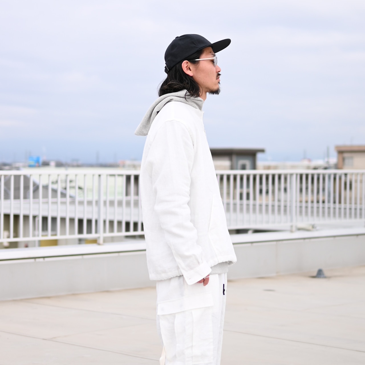 UNTRACE(アントレース)リネンファブリック、ハーフジッププルオーバー、オーバーパンツコーディネート