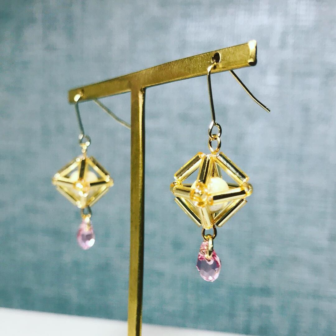 0048:しずく型スワロフスキー コットンパールピアス