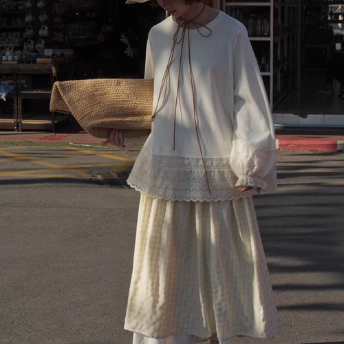 裾カットワーク刺繍トップス ・10268