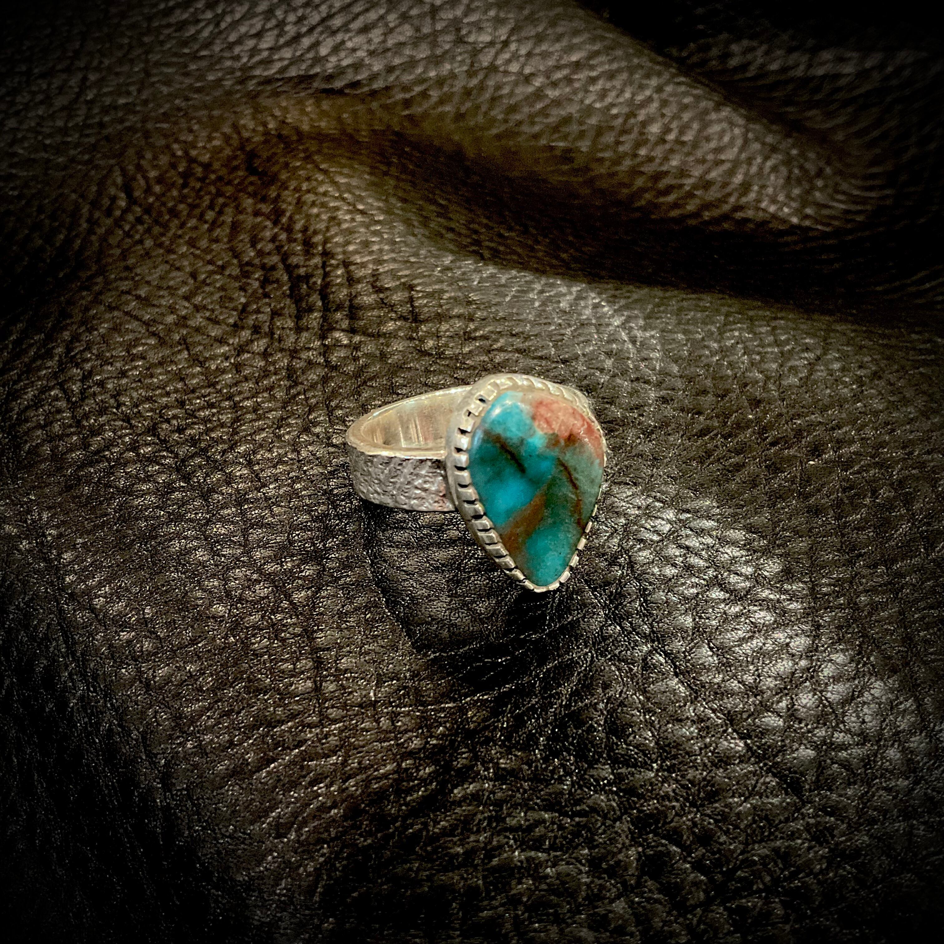 ハンドメイドのターコイズリング　インディアンジュエリー風　bisbee WHEEL WORKS ホイールワークス Smoky Bisbee Turquoise Ring