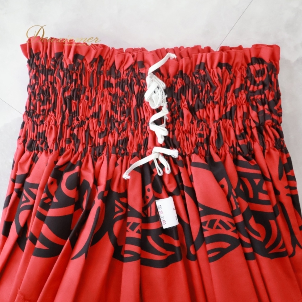 フラダンス 衣装 パウスカート レッド系 エムエムジェイ 日本製 ティアレ柄 ハワイアンプリント アロハ フラ ダンス レッスン 練習 ブラック系 赤 黒 華やか 鮮やか かわいい おしゃれ シングル スカート 軽やか ふんわり 大人っぽい フラダンス衣装 軽い