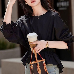 【送料無料】 ブラウス 長袖 ペプラム パフスリーブ レディース 春秋 韓国 シャツブラウス きれいめ フェミニン 大人 かわいい カジュアル ホワイト 白 ブラック 黒 上品 ぽわん袖 ゆったり 大人可愛い 大人女子
