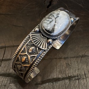 アンディーキャドマン(AndyCadman) ホワイトバッファローバングル