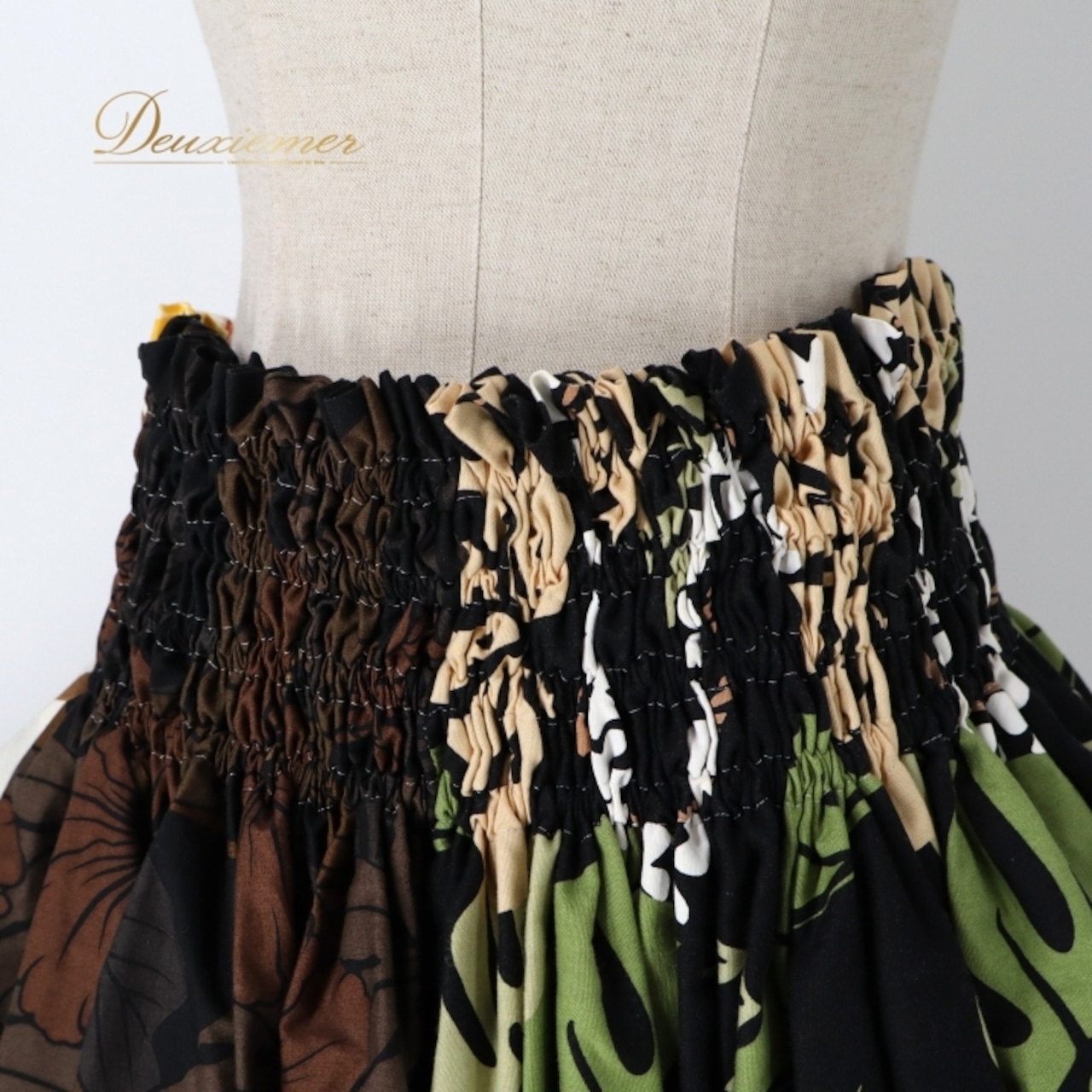 フラダンス 衣装 パウスカート ブラック系 モンステラ柄 プルメリア柄 ハイビスカス柄 ハワイアンプリント アロハ フラ ダンス レッスン 練習 花柄 植物柄 華やか 鮮やか かわいい おしゃれ 大人っぽい ホワイト系 ブラウン系 ベージュ系 グリーン系 イエロー系 レッド系 カーキ系 ブラック ホワイト ツートーン ショート丈 エレガント カジュアル 柄物 ギャザー スカート ボトムス ハワイアンスタイル