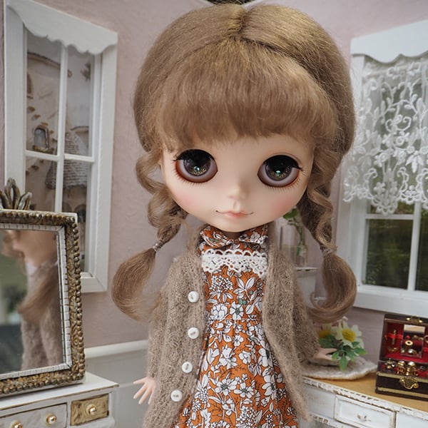 blythe _wm-106シャイニーベージュ✨ミディサイズチベットラムウィッグ