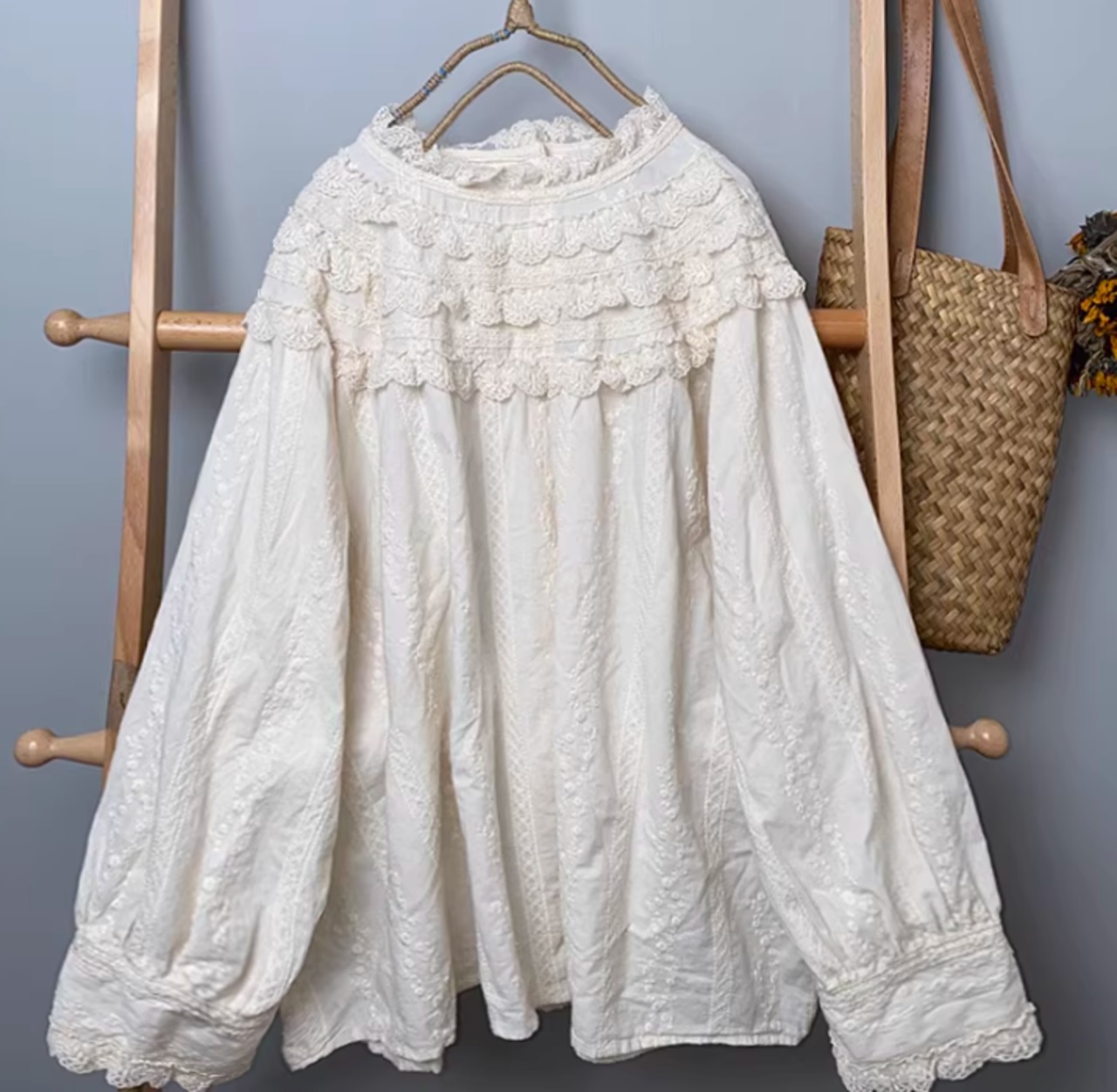 刺繍バックボタン付きドール風ブラウス