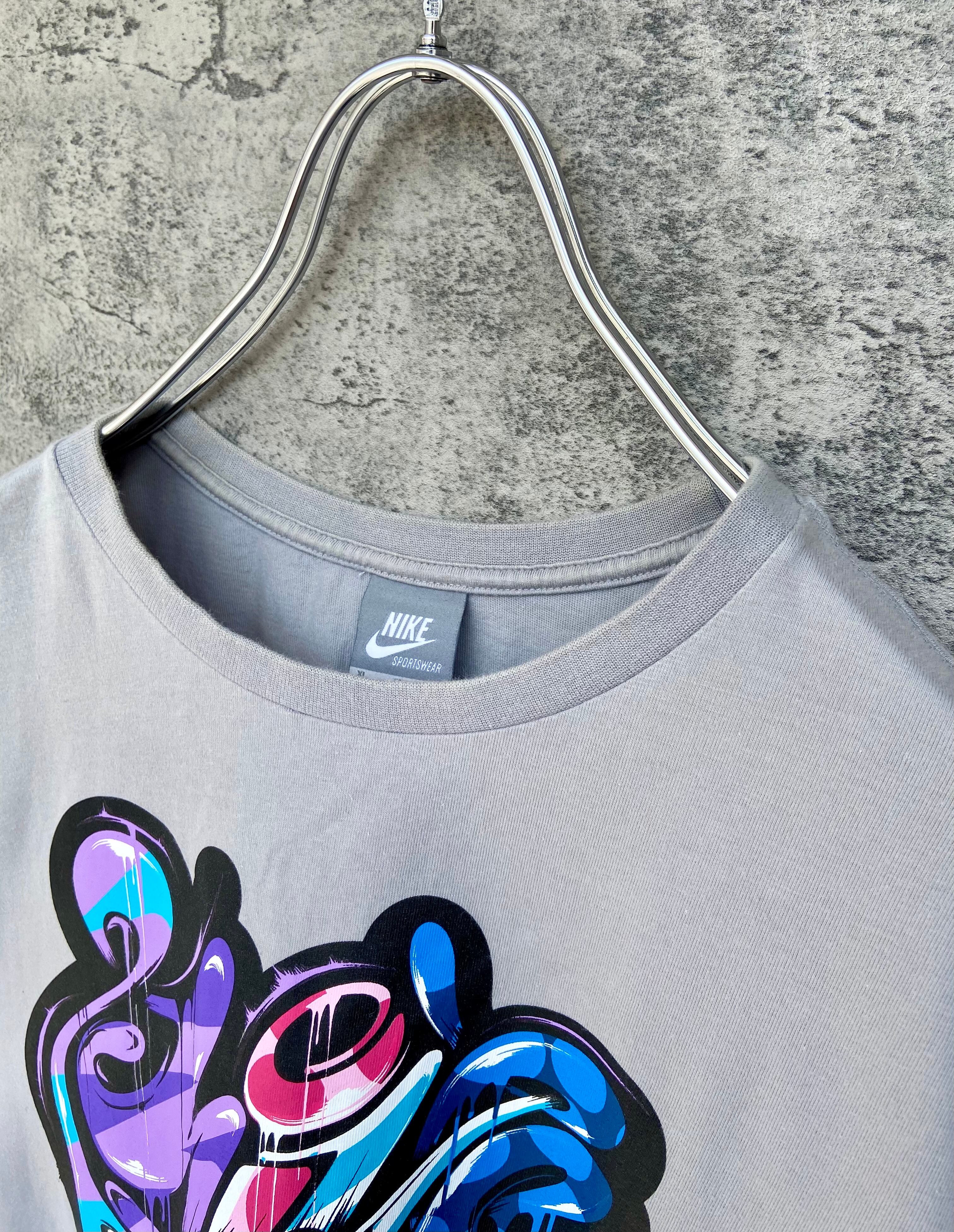 【アートデザイン】Nike ナイキ 3Dロゴ ペイントTシャツ NIKE/ナイキ ペイントロゴ Tシャツ グレージュ | 【古着 らく