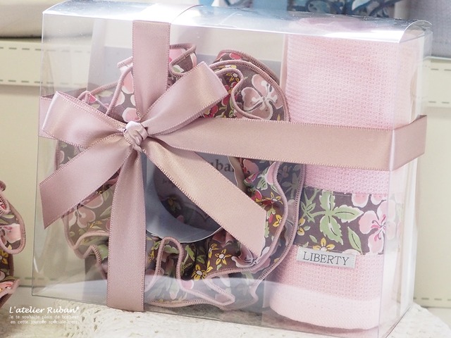 限定「国産 LIBERTY」セドン・フラワーズ(ピンク)シュシュ&ハンカチセット 限定「国産 LIBERTY」セドン・フラワーズ(ピンク)シュシュ&ハンカチセット