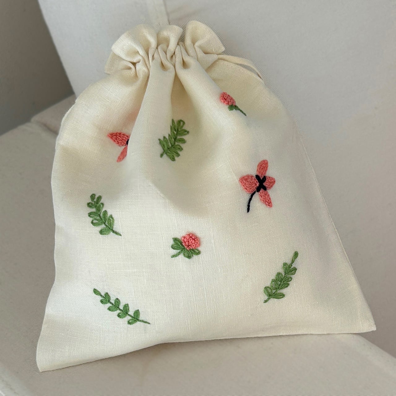 麻布に手刺繍のきんちゃくバッグ(木綿裏地付き）＜クリーム