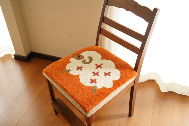 【Animal Motif_SHEEP 01】絵本のような愛嬌をまとう おだやかなヒマラヤ羊_手織りチェアパッド 40×40cm ［60knot］- ヒマラヤの風に包まれる、のんびり愛らしい白いヒマラヤ羊の物語 -（オレンジｘホワイト）