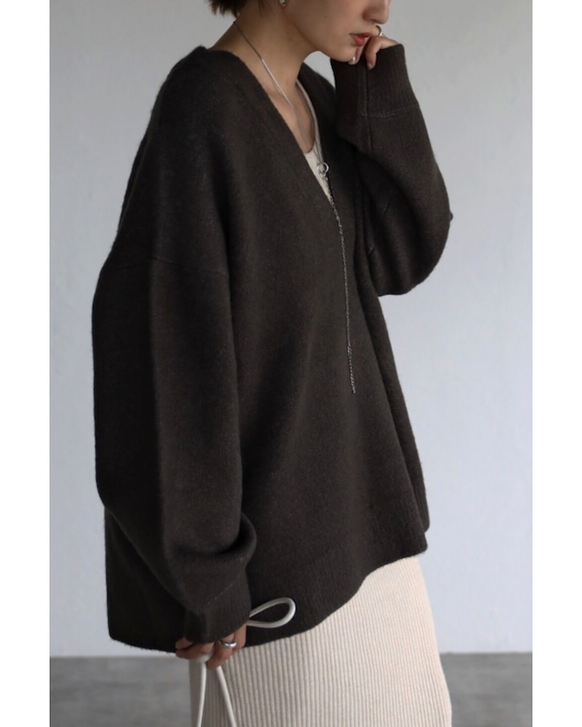 ディープVネックニット