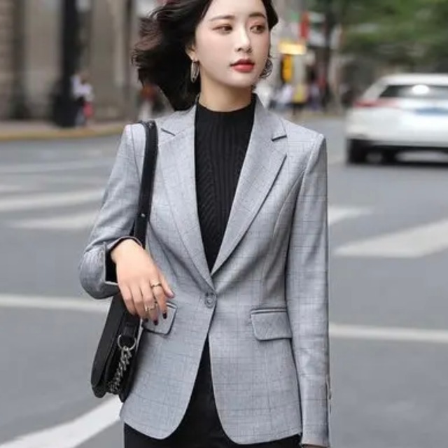 ジャケット スーツ 上着 アウター チェック柄 シンプル 無地 長袖 袖あり 羽織 羽織り 襟付き スーツ襟 ボタン 前開き ポケット付き スリム 細身 バックスリット 大人可愛い かわいい 可愛い レトロ カジュアル マニッシュ 大人女子 おしゃれ お洒落 通勤 通学 学生 お出かけ デート 旅行 休日 女子会 普段着 普段使い 着回し レディース 10代 20代 30代 春 秋 大きいサイズ S M L XL 2XL 3XL 4XL アプリコット グレー 灰色 ブラウン 茶色 ブラッ 5768