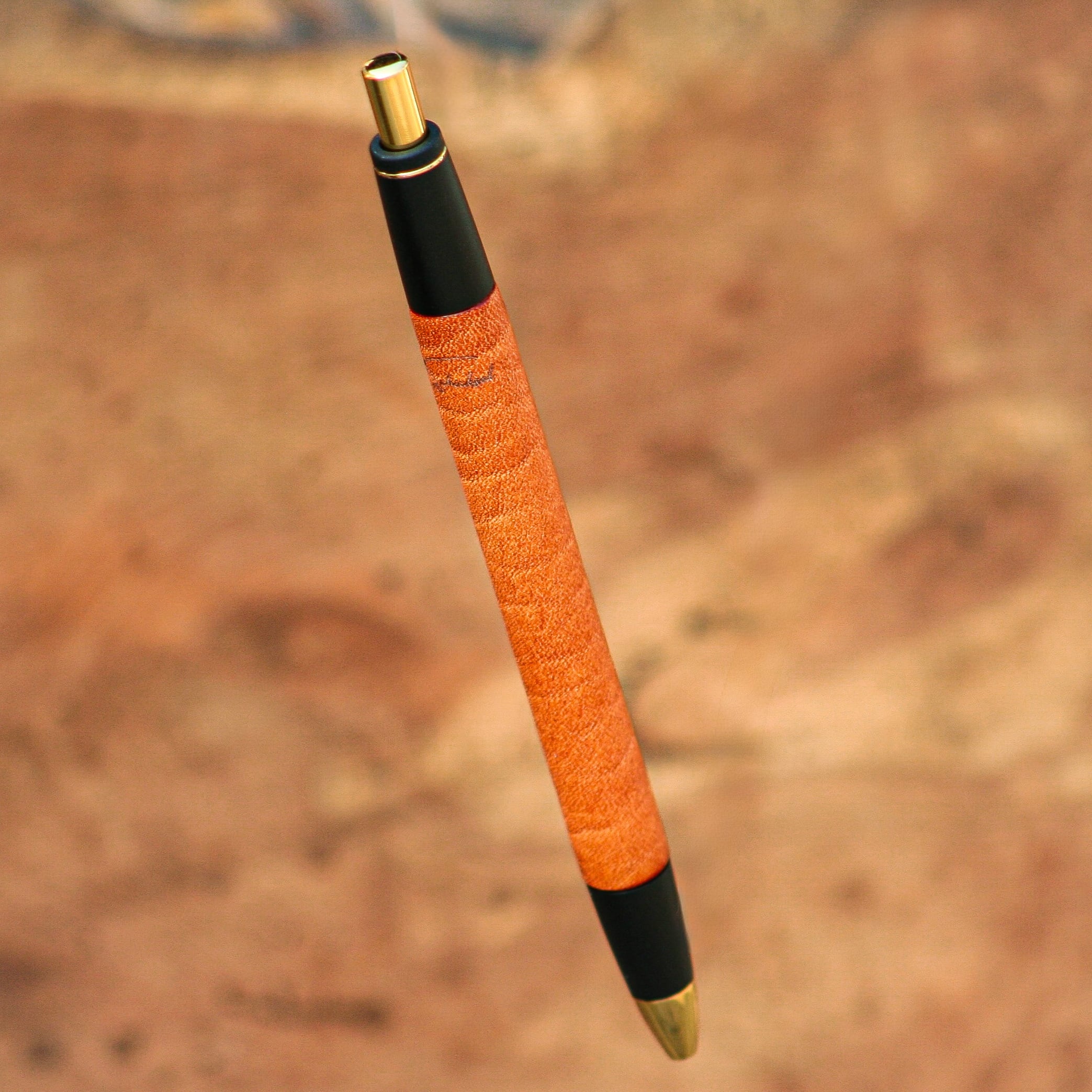 ☆不定期販売☆ 革軸ペン 【特上ヌメ革節目模様 オレンジ】 | Schicksal
