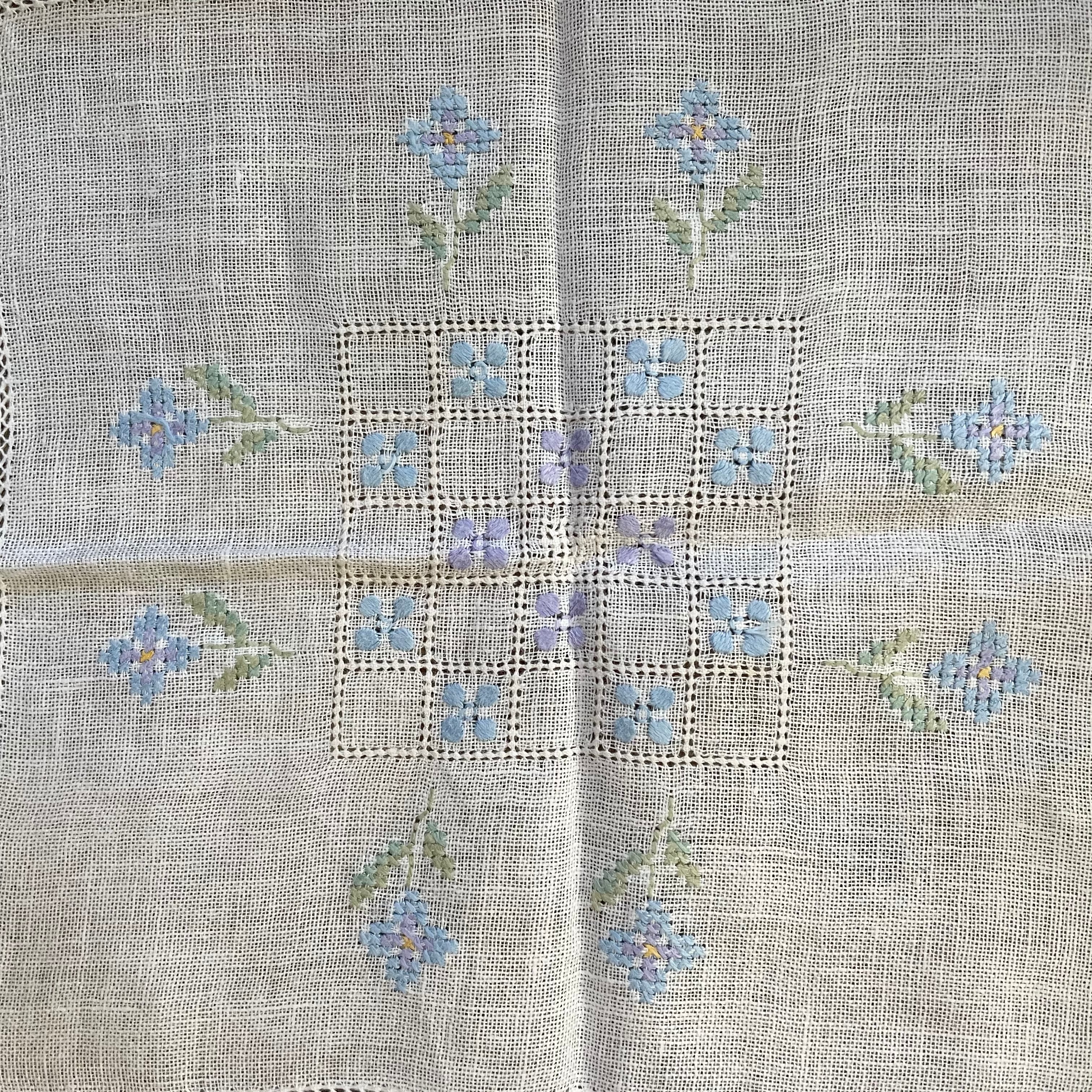 淡い青の花の刺繍布