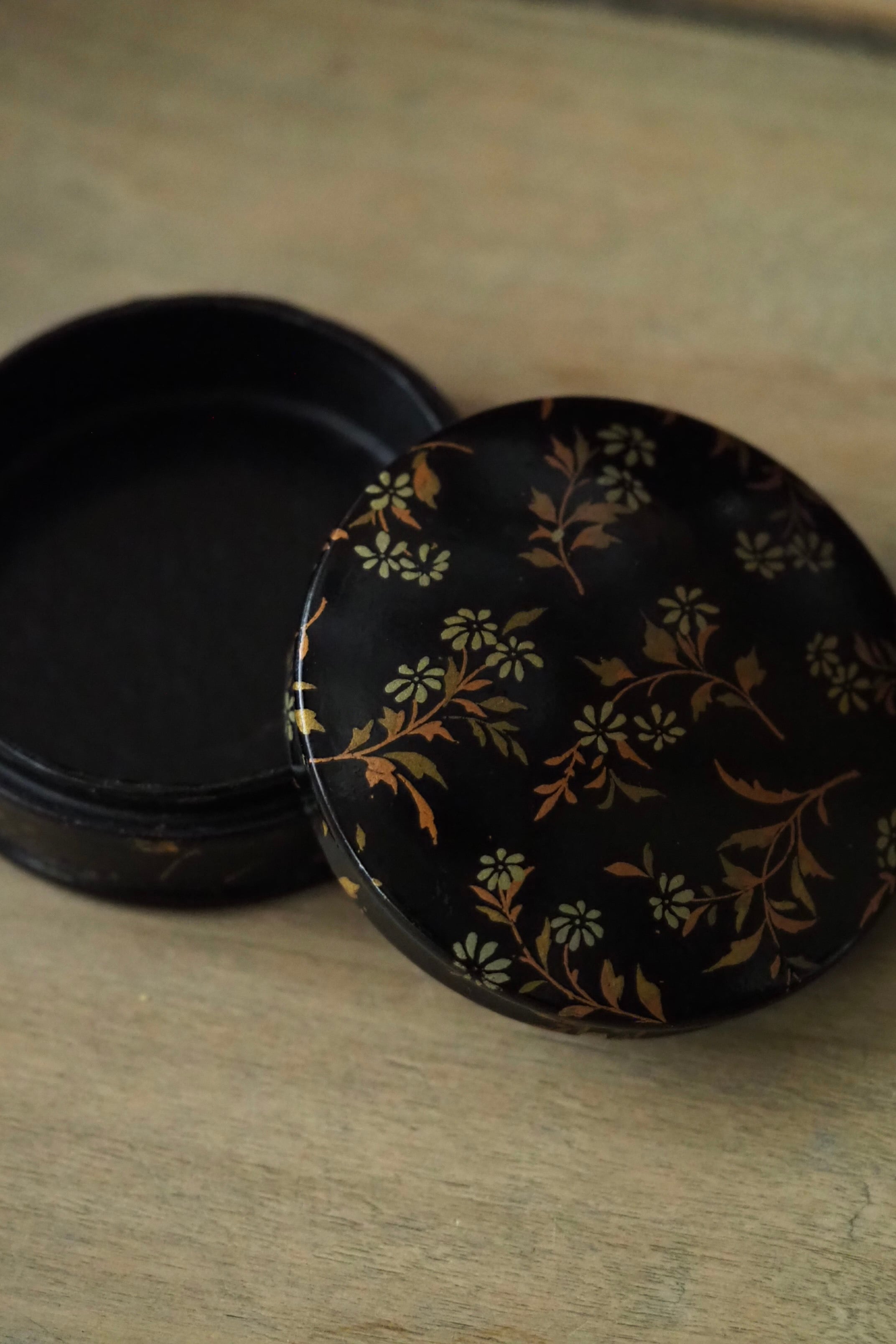菊花があしらわれたパピエマシェケース-antique papiermache case