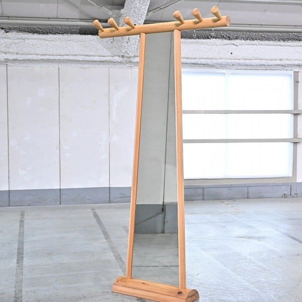 飛騨産業 20万「Vertana/ベルターナ」コートハンガー付きミラー 杉無垢材 Enzo Mari ナチュラル 自立型 _カリモク イデー ウニコ アクタス【中古家具/中古インテリア/USED家具ユーズド家具/リサイクル】