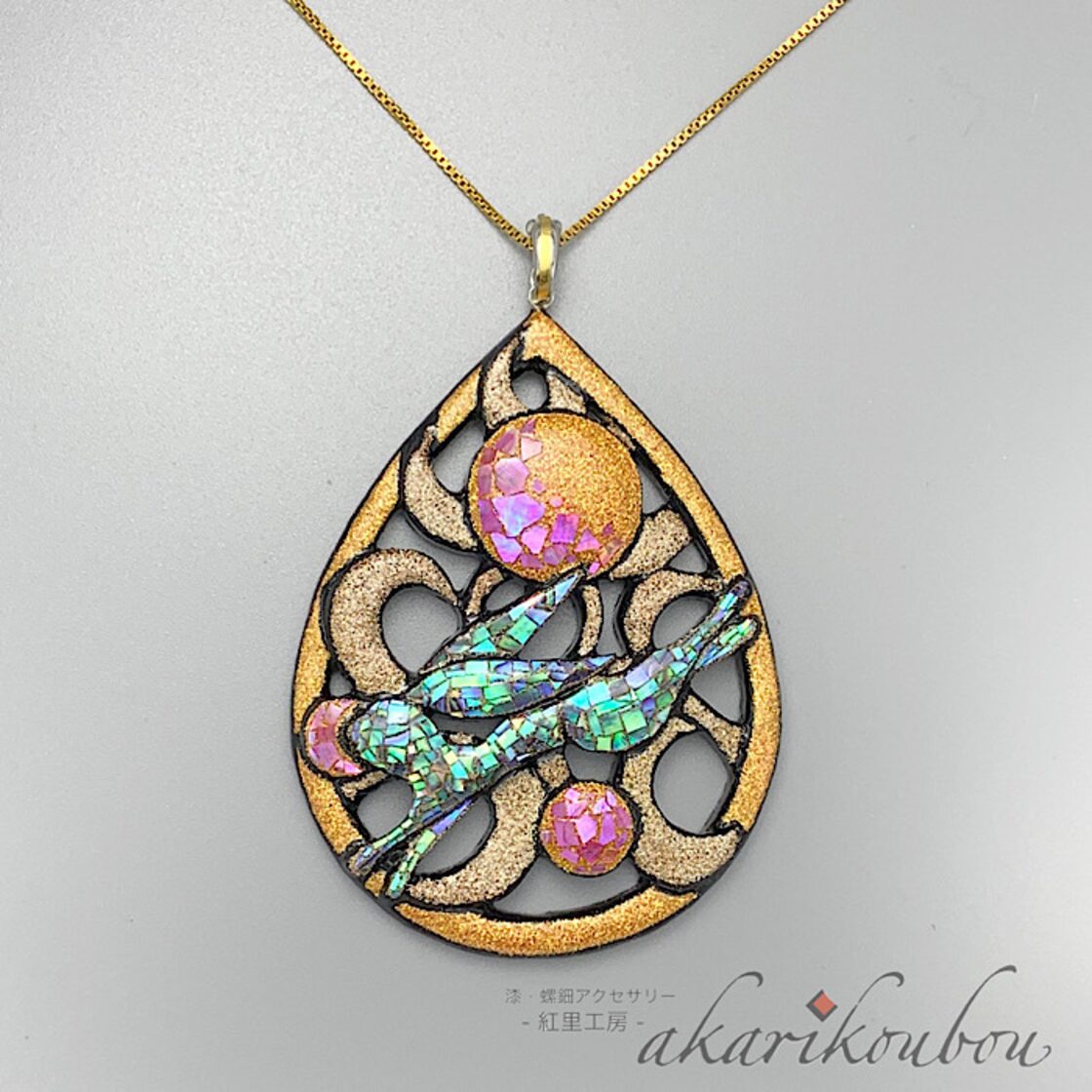 予約商品》【14kgf】蒔絵螺鈿ペンダント 兎モチーフ 透彫 純金銀蒔絵 