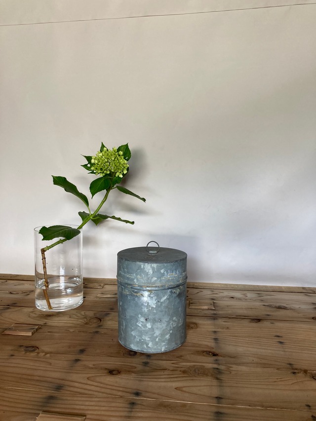 ヴィンテージのブリキ缶