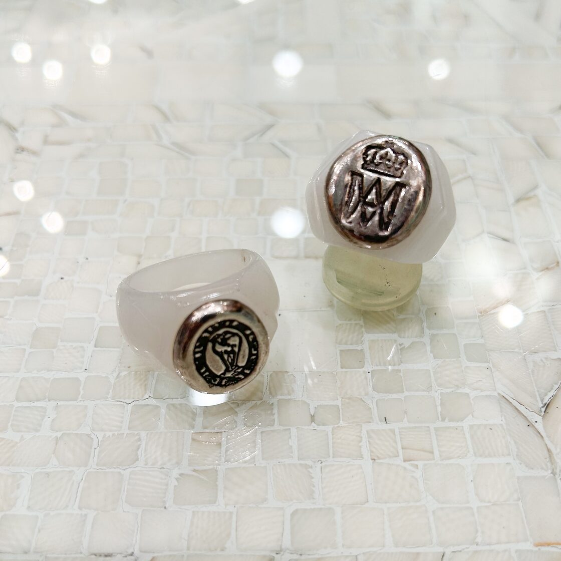 岩場に立つ山羊・王冠とAMモノグラムのシルバー刻印付きミルキージェイドリング