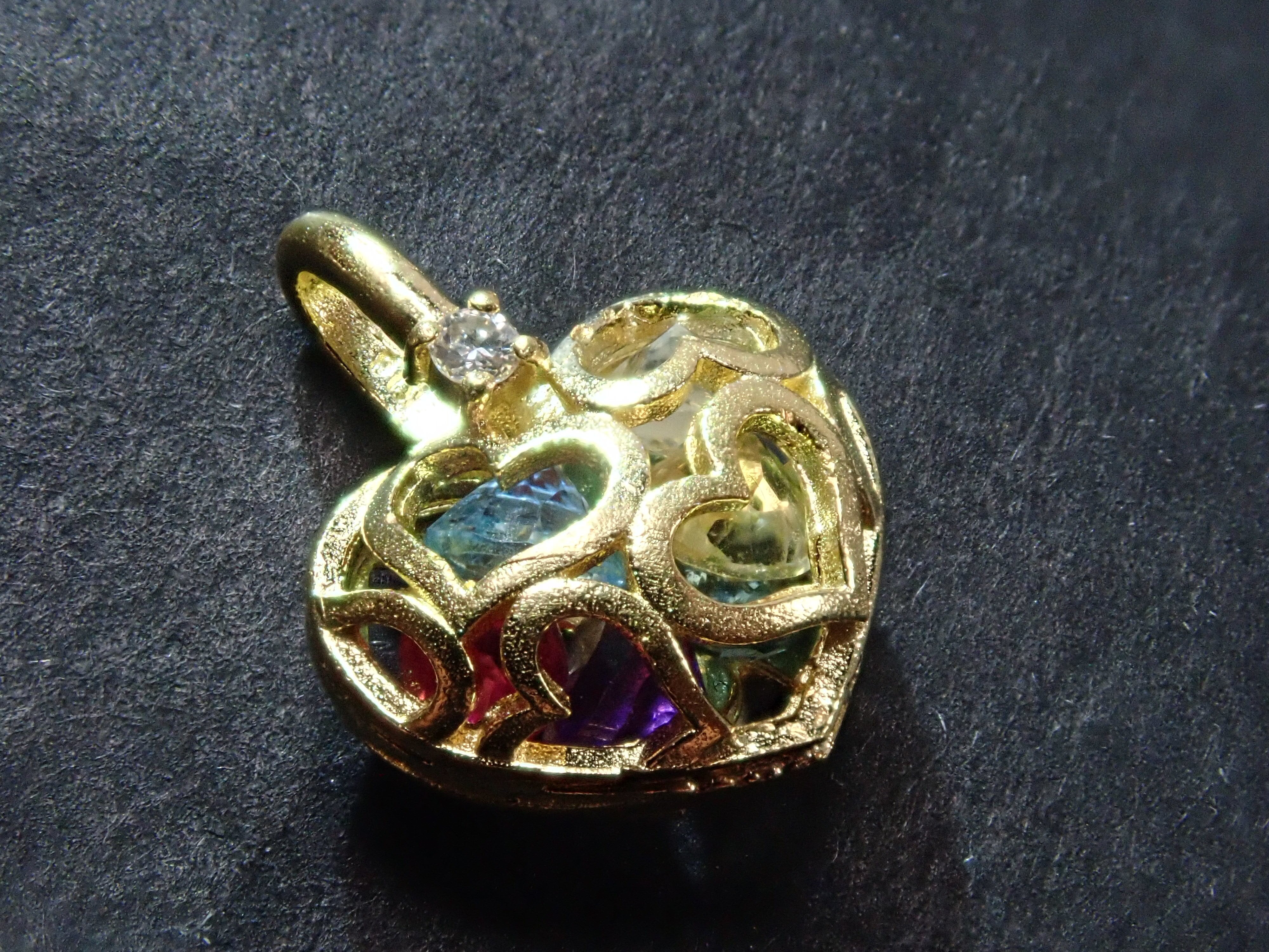 K18YG アミュレットペンダントトップ(エメラルド・ルビー・サファイア