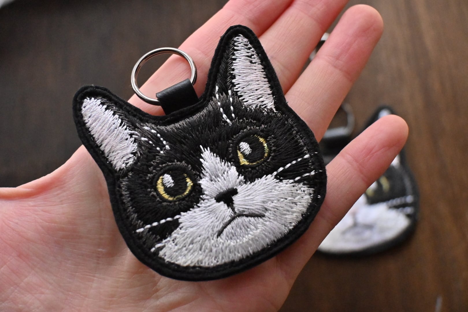 ハチワレ猫ちゃんのキーホルダー | 猫と暮らす洋裁店magical