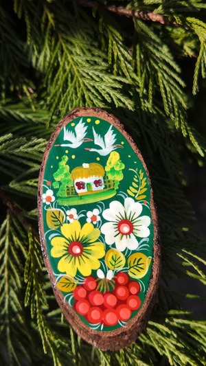 ウクライナ伝統絵画 ペトリキウカ塗り 木製ブローチ（ホメンコ作）