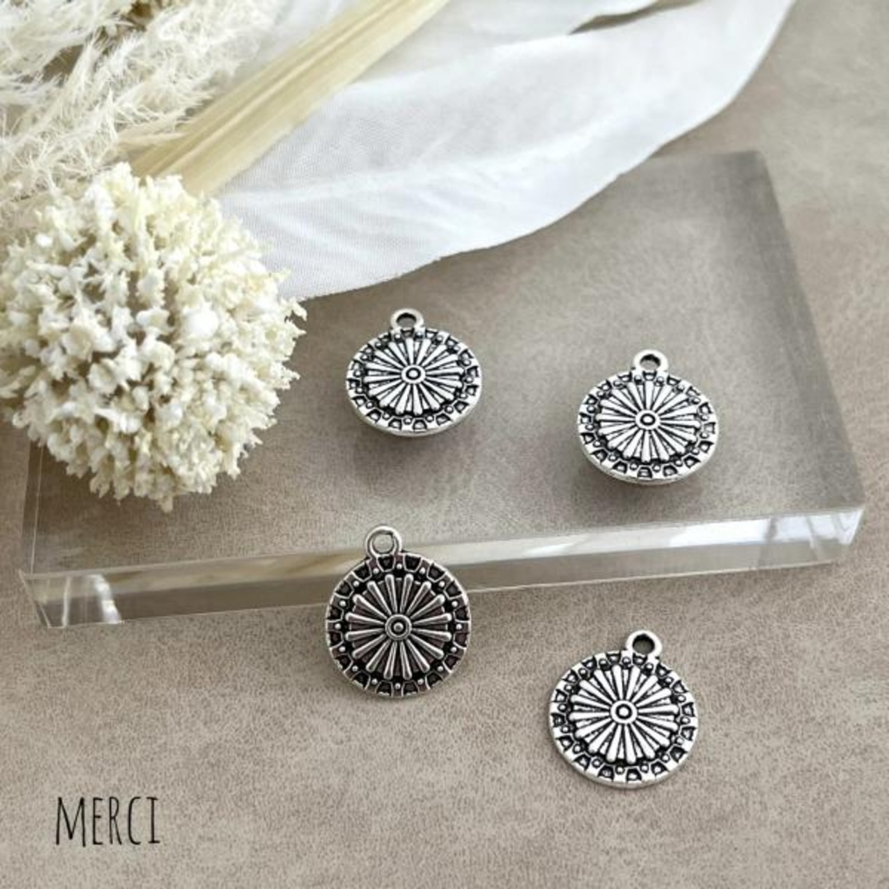 【2個】サークルフラワーコンチョチャーム/花