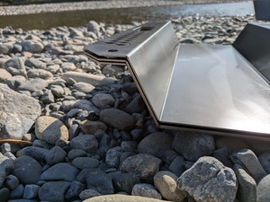 【ちょっとサビ有OUTLET】魚の串焼きができちゃう体験型焚き火台「野良グリル」キャンプ場常設・イベントにも　黒皮鉄　日本製