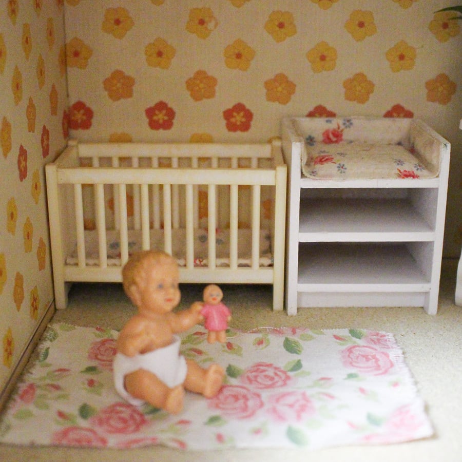 Lundby ベビールームセット 赤ちゃん人形、ベビーベッド、おむつ交換台
