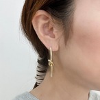 タイデザインピアス 紐を結んだようなデザイン 合わせやすいシンプルデザイン 韓国ピアス bittersweet