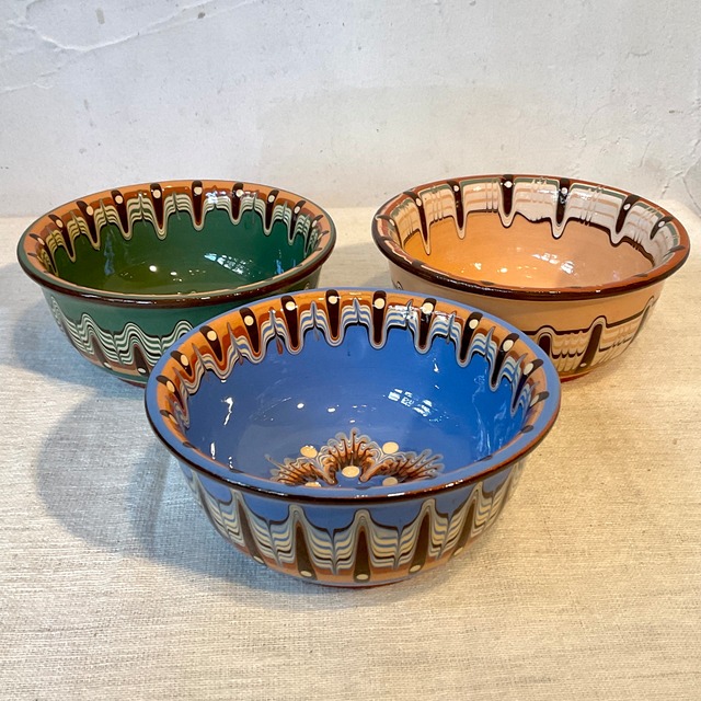【ブルガリア陶器】トロヤン陶器のボウル中（青・緑・黄）