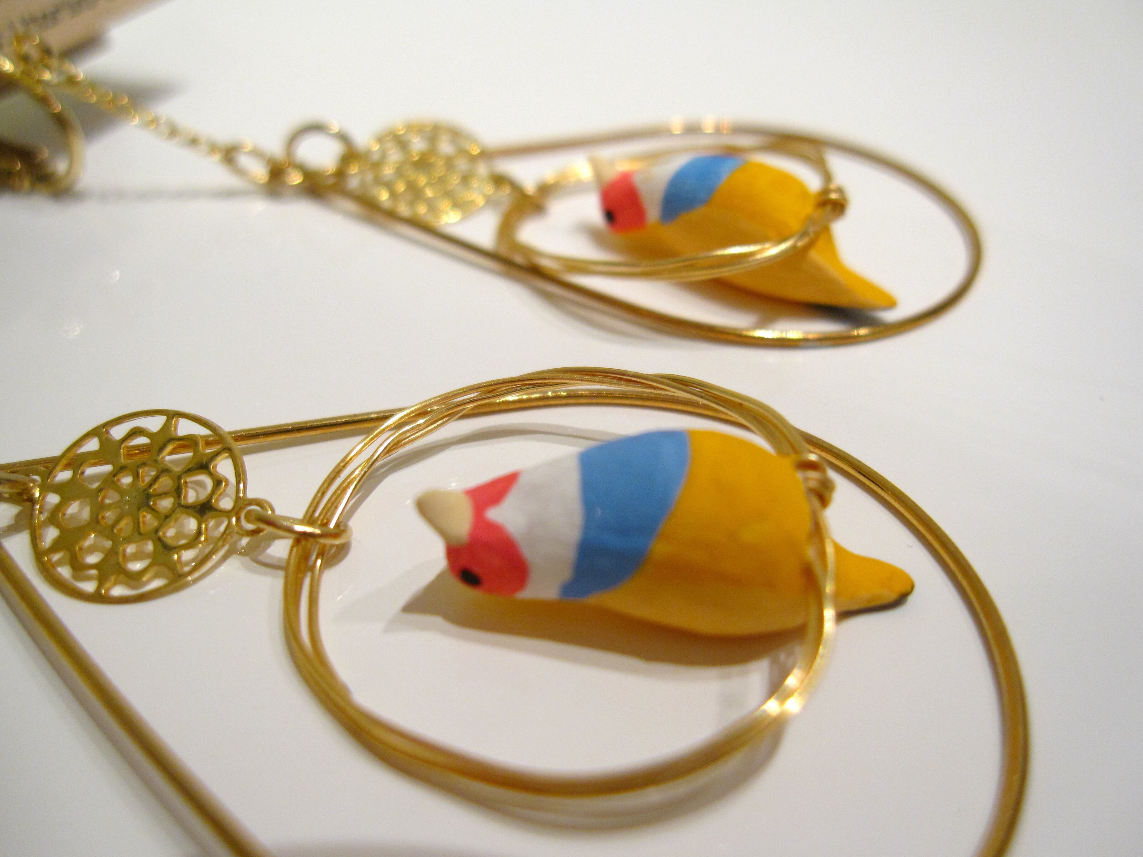 南国の鳥（黄色）囲みアクセ付ピアス・イヤリング | toriko