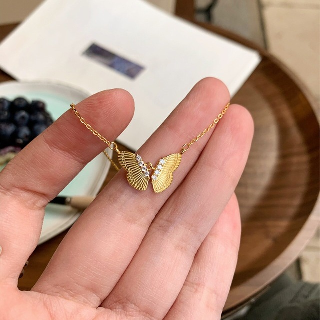 20pastシルバーひらひら舞う蝶ネックレス 2s
