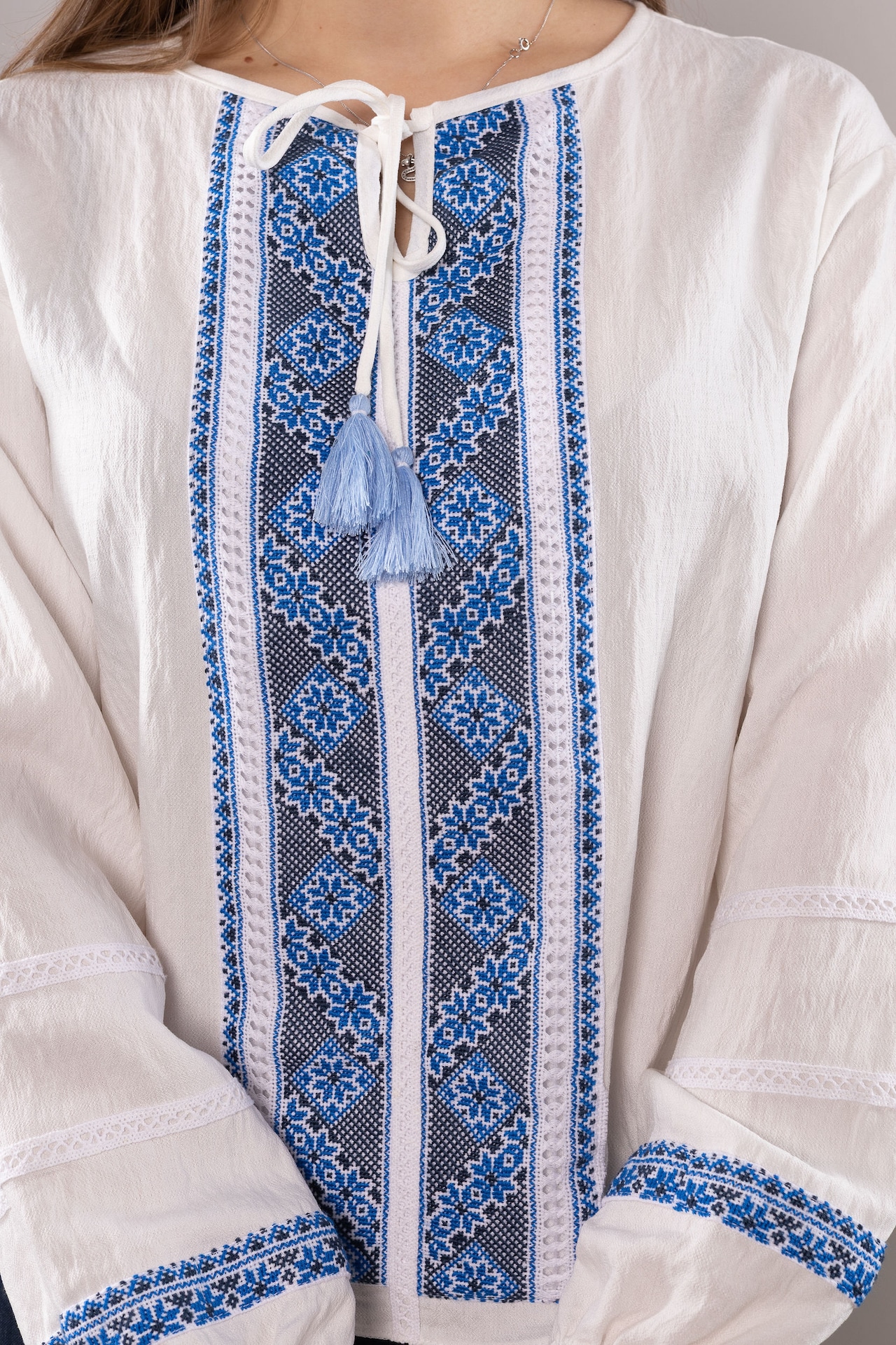 ウクライナ刺繍ヴィシヴァンカ クロスステッチ　手刺繍　ブラウス　麻　レディース・フリーサイズ - 4