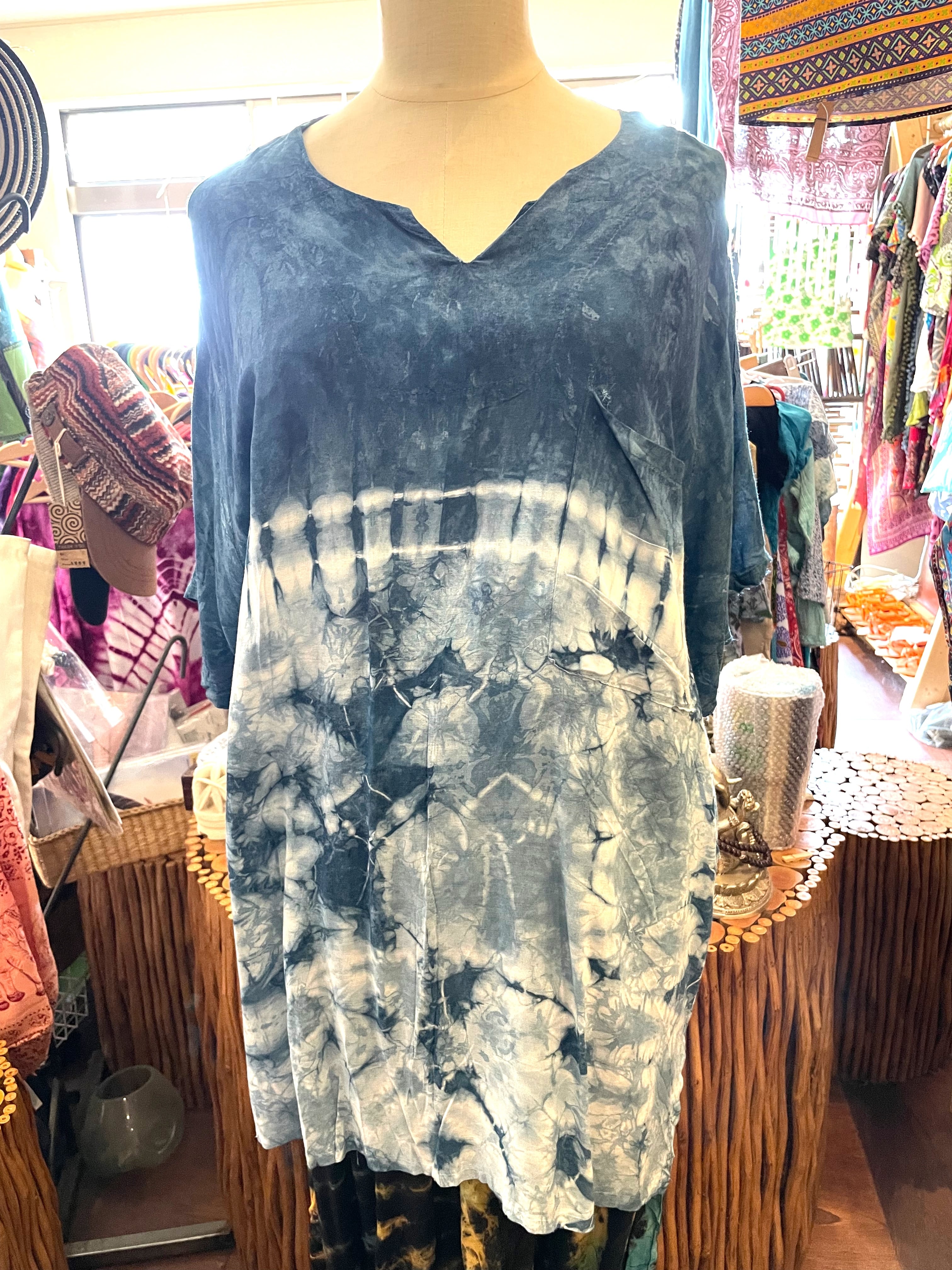 半袖シャツ 半袖 タイダイシャツ Tシャツ メンズシャツ メンズTシャツ ゆったりシャツ 男女兼用 手染め サイズL シャツ チュニック ブラウス 手染め エスニックファッション アジアンファッション 水色 ブルー * アジアン雑貨No.301